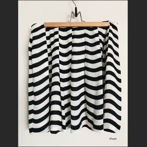 Banana Republic black and white stripes short A-line skirt Size 10